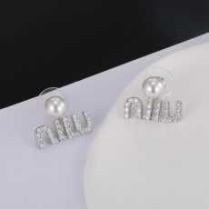 미우미우 진주 알파벳 스터드 귀걸이 001-236387