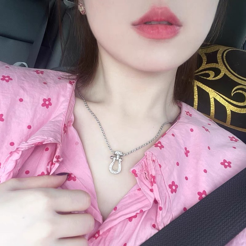프레드 풀다이아몬드 말발굽 트위스트 목걸이 001-243046