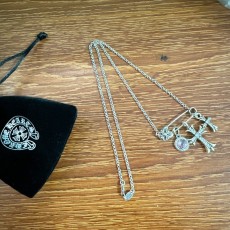 맨크로하츠 레트로 크로스 핀 목걸이 001-243534