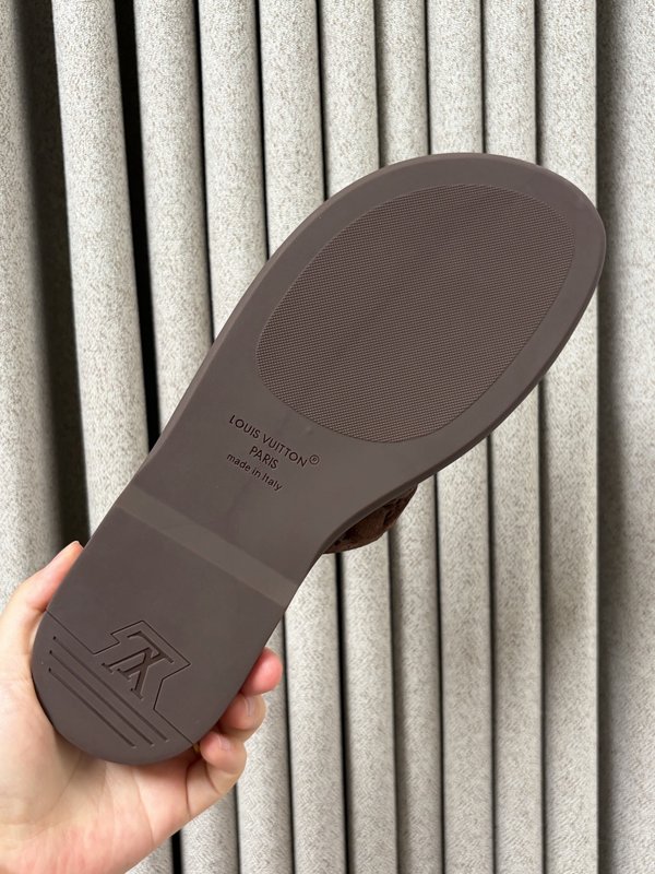 LV 남성 엠보싱 가죽 슬리퍼 001-243688