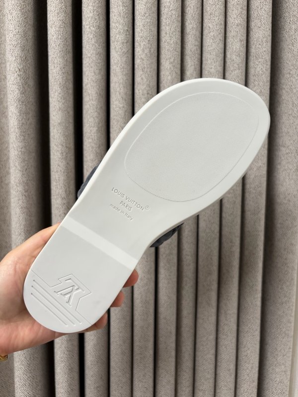 LV 남성 L 로고 각인 가죽 슬리퍼 001-243693