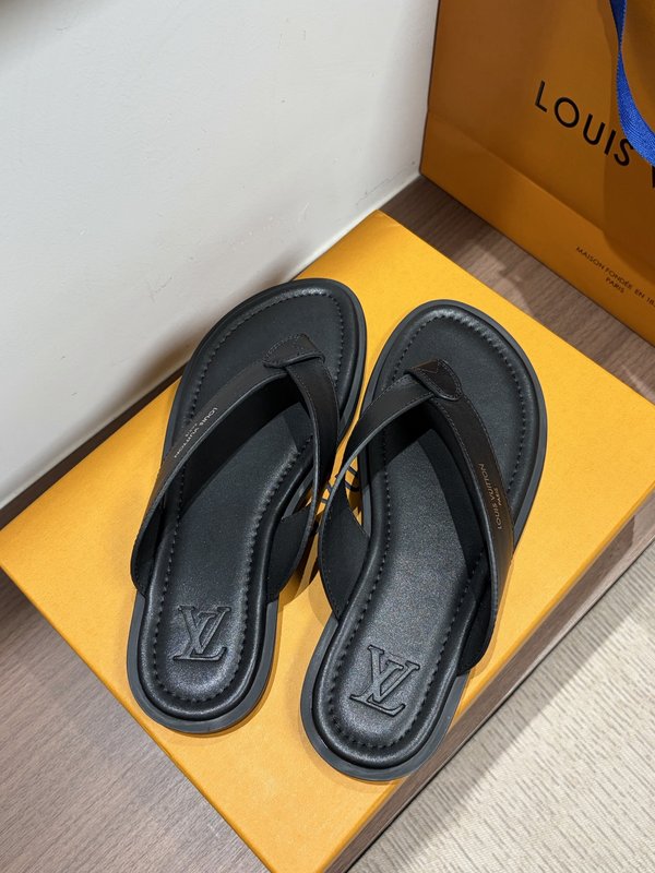 LV 남성 클래식 L 엠보스 가죽 슬리퍼 001-243698