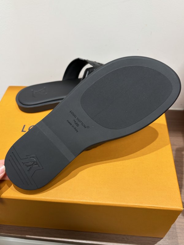 LV 남성 오스트리치 엠보 슬리퍼 001-243699