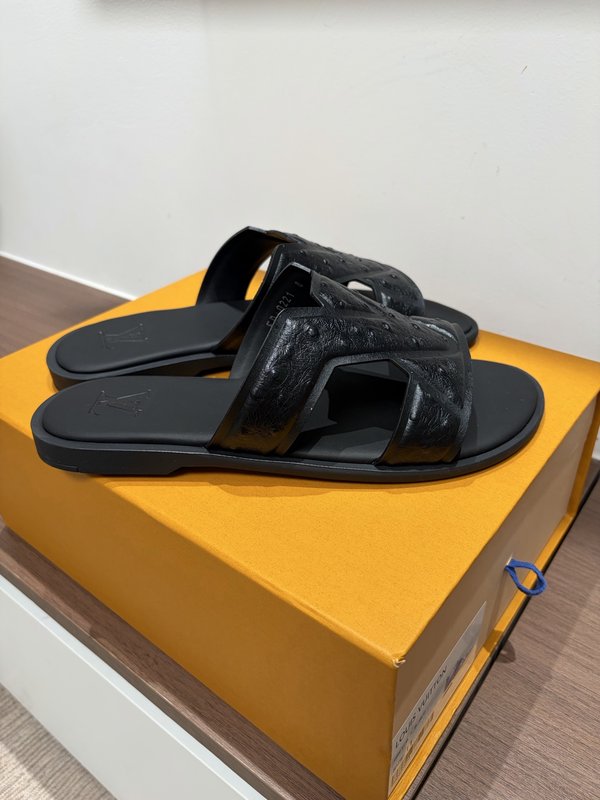 LV 남성 오스트리치 엠보 슬리퍼 001-243699