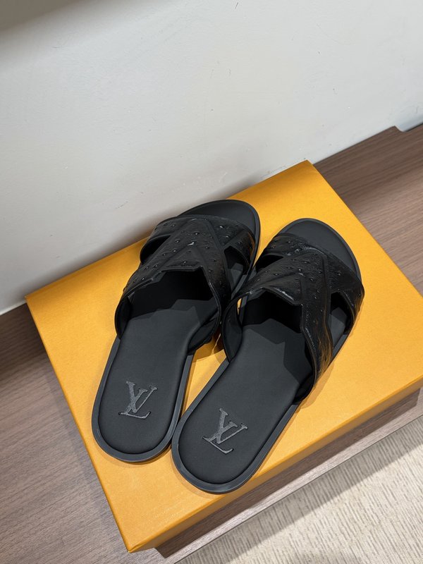 LV 남성 오스트리치 엠보 슬리퍼 001-243699