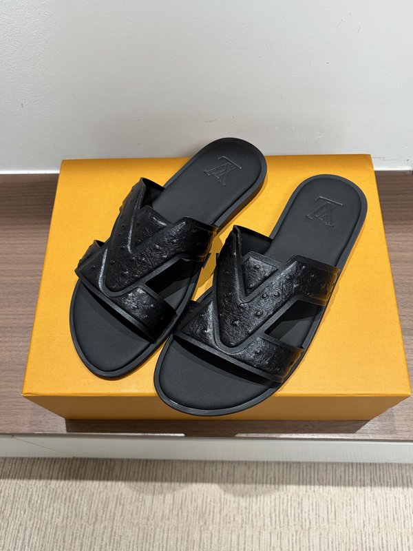 LV 남성 오스트리치 엠보 슬리퍼 001-243699