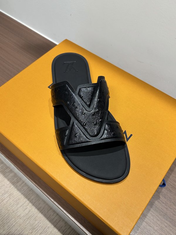 LV 남성 오스트리치 엠보 슬리퍼 001-243699