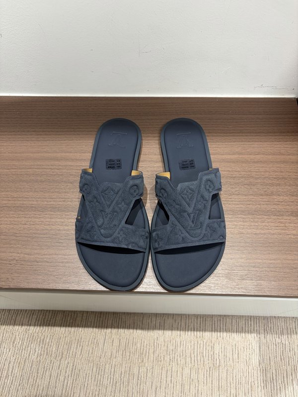 LV 남성 태송아지 가죽 엠보싱 슬리퍼 001-243703