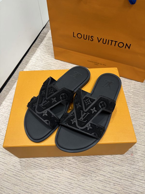 LV 남성 엠보싱 논슬립 슬리퍼 001-243710