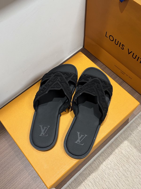 LV 남성 엠보싱 논슬립 슬리퍼 001-243710