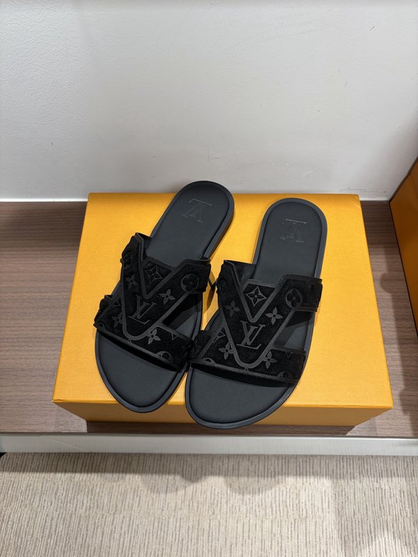 LV 남성 엠보싱 논슬립 슬리퍼 001-243710