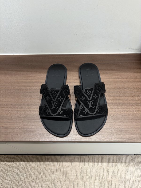 LV 남성 엠보싱 논슬립 슬리퍼 001-243710