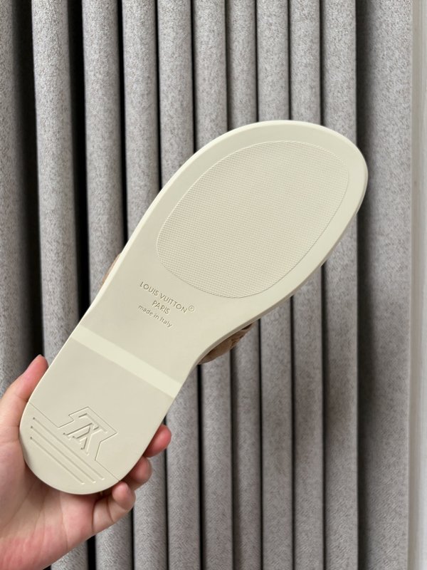 LV 남성 엠보싱 슬리퍼 여름 필수 001-243711