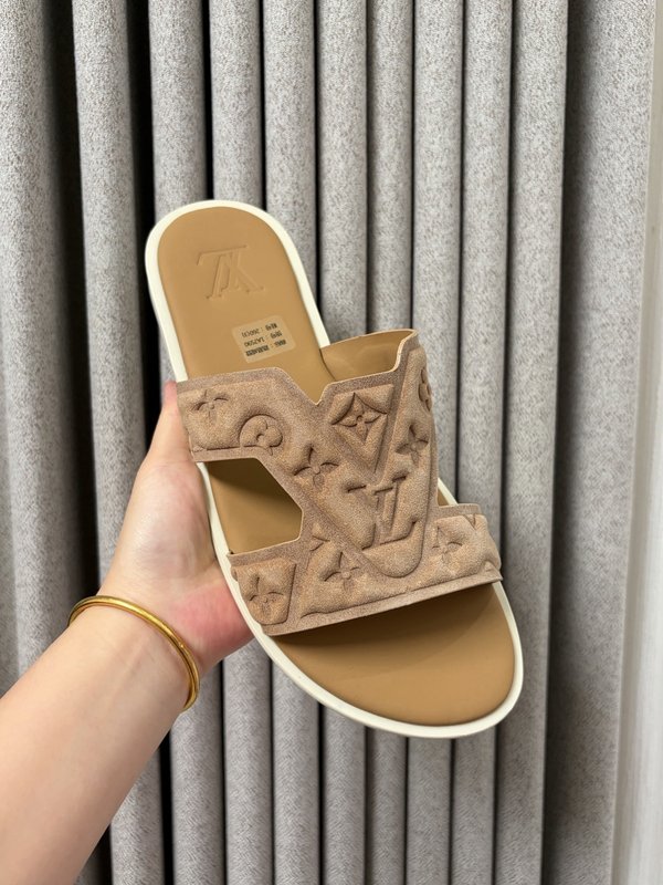 LV 남성 엠보싱 슬리퍼 여름 필수 001-243711