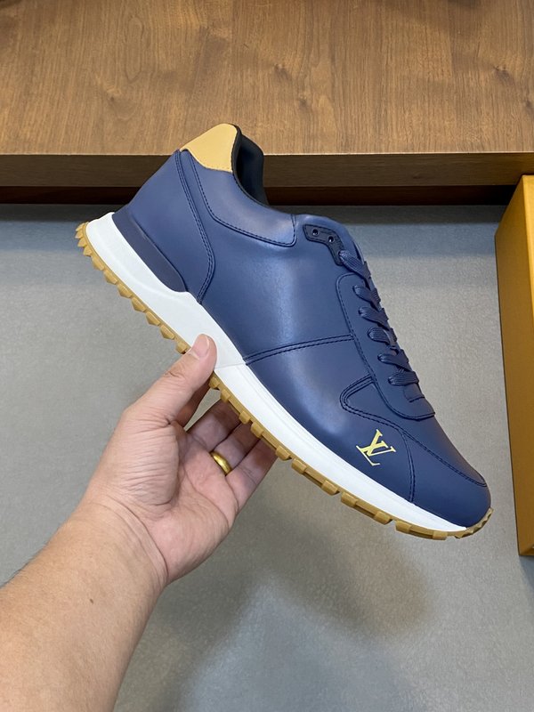 LV 남성 Run Away 스무스 가죽 스니커즈 001-243808
