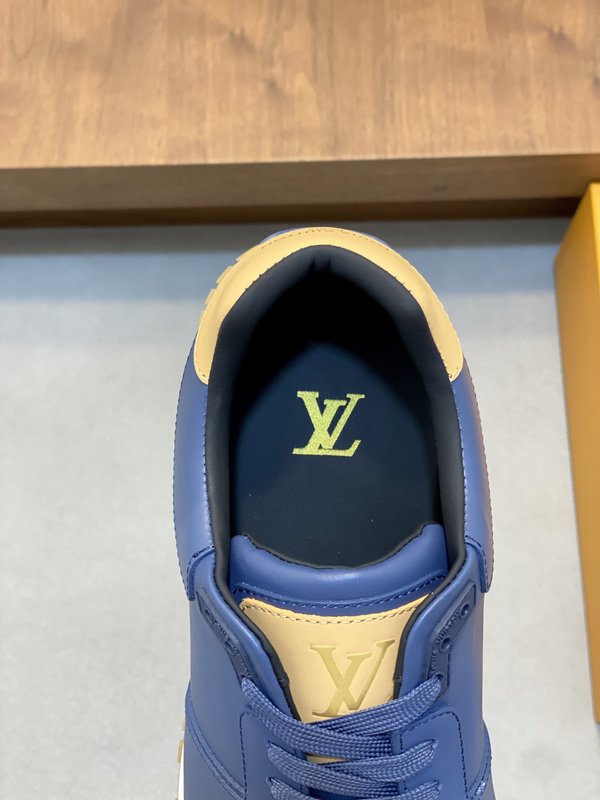 LV 남성 Run Away 스무스 가죽 스니커즈 001-243808