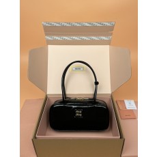 보 나플락 페이턴트 가죽 핸드백 001-245936