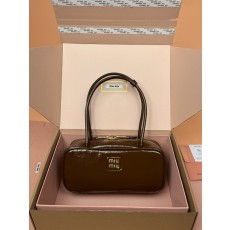 보 나플락 페이턴트 양가죽 핸드백 001-245937