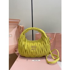 미우미우 스웨이드 핸드백 001-245960
