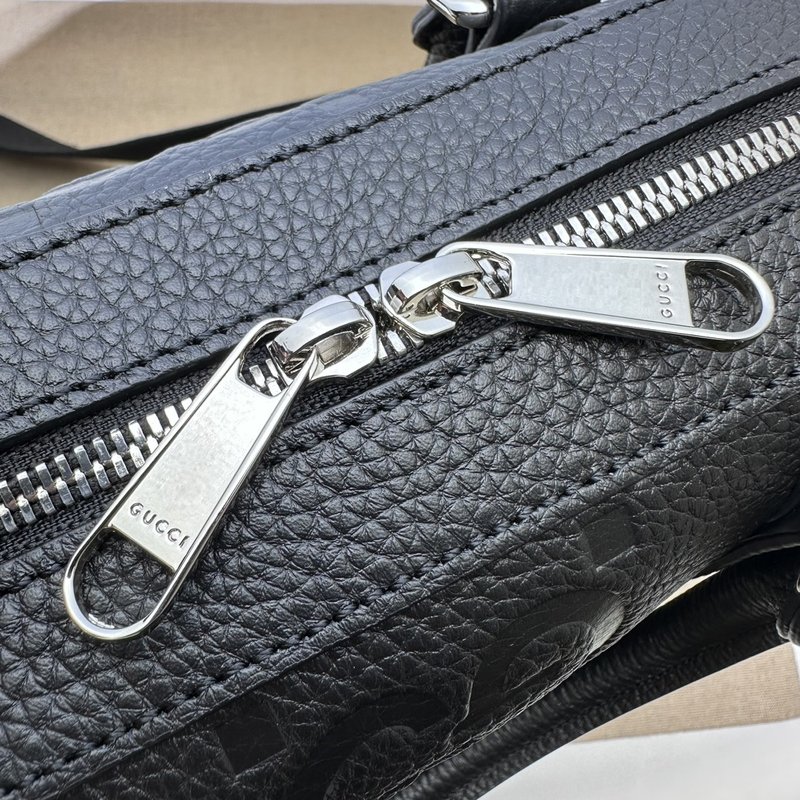 구찌 남성 블랙 엠보싱 가죽 토트백 001-246303