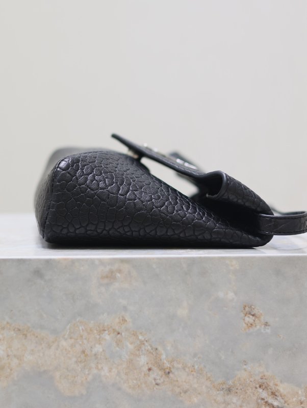 생로랑 블랙 엔벨로프 백 001-247495