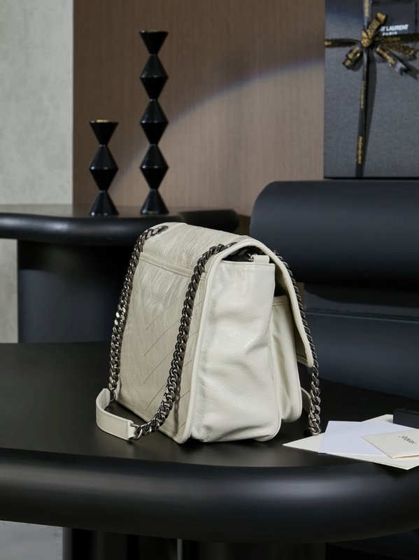 생로랑 니키 오일드 크래클 가죽 숄더백 001-247616