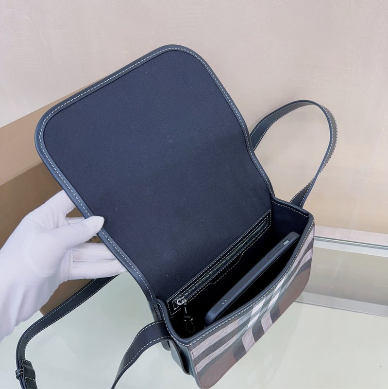 버버리 체크 에코 캔버스 새들백 001-247833