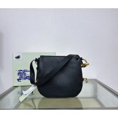 버버리 그레인드 레더 나이트 배지 토트백 001-247867