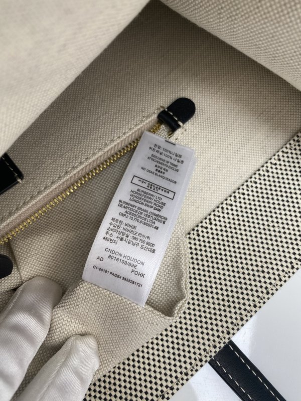 버버리 프레야 캔버스 레더 토트백 001-247920
