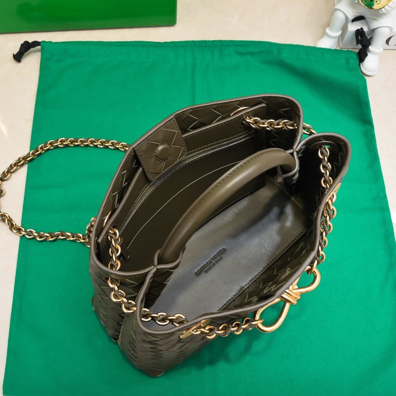 보테가 베네타 스몰 안디아모 메탈 체인 핸드백 001-249505