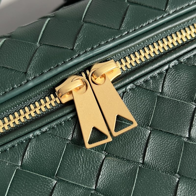 보테가 베네타 24SS 인트레치아토 지퍼 크로스백 001-249520