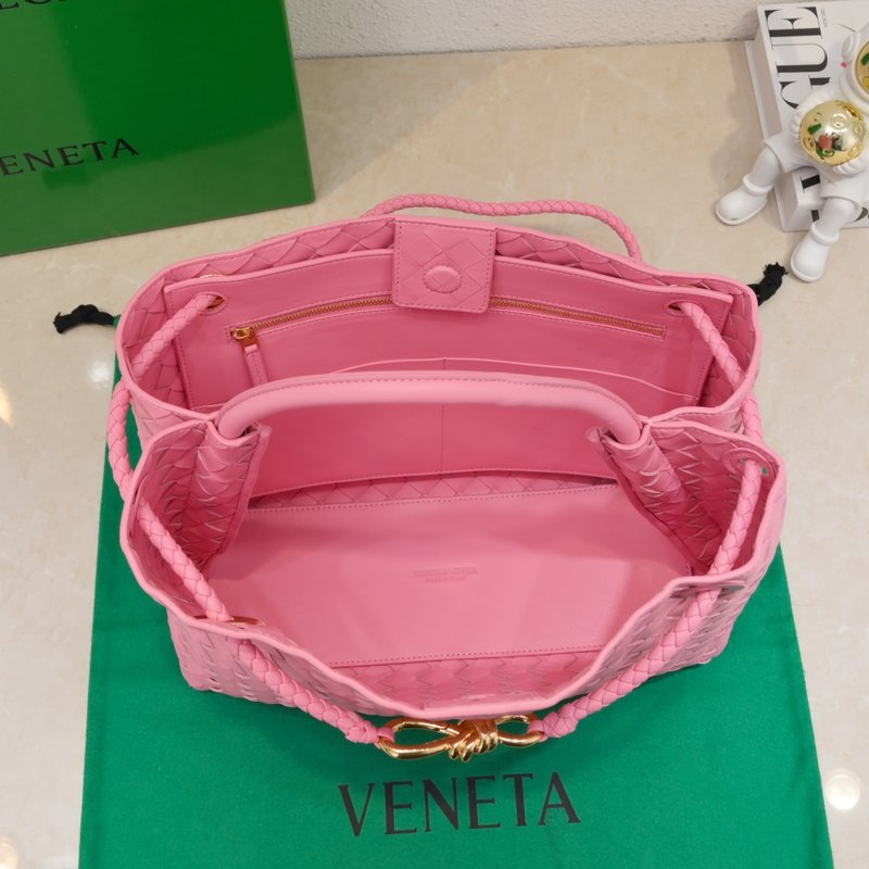 BV 안디아모 인트레치아토 백 소프트 램스킨 숄더백 001-249545