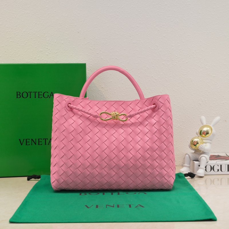 BV 안디아모 인트레치아토 백 소프트 램스킨 숄더백 001-249545