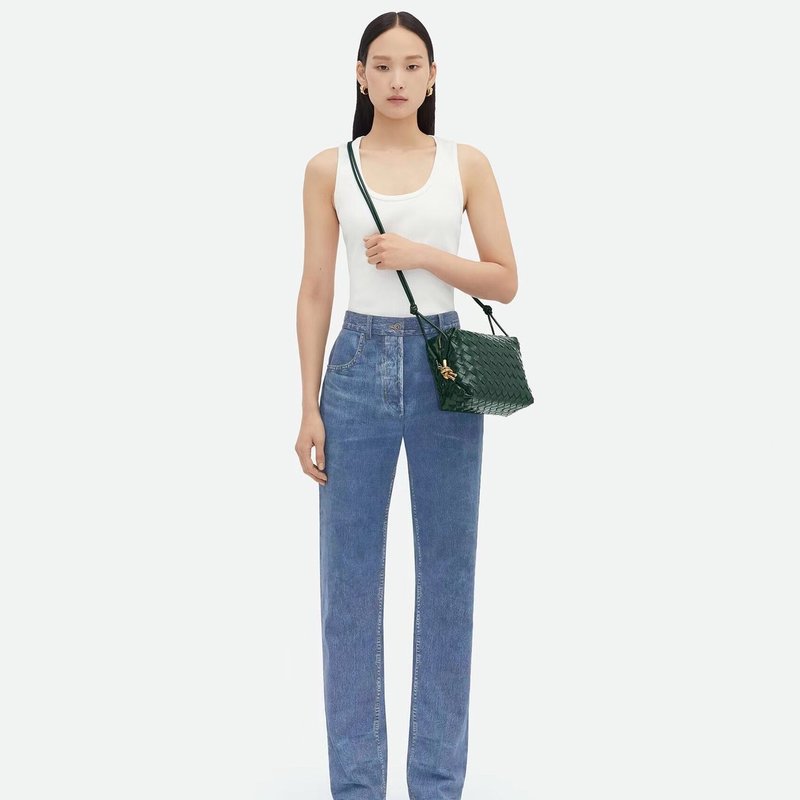 메탈 장식이 달린 광택 가죽 직조 스퀘어 백 001-249552