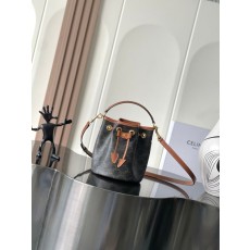 CE 트라이엄프 프린트 드로스트링 버킷백 001-249557