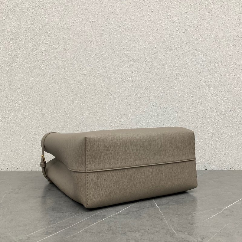 셀린 그레인 카프스킨 토트백 001-249615