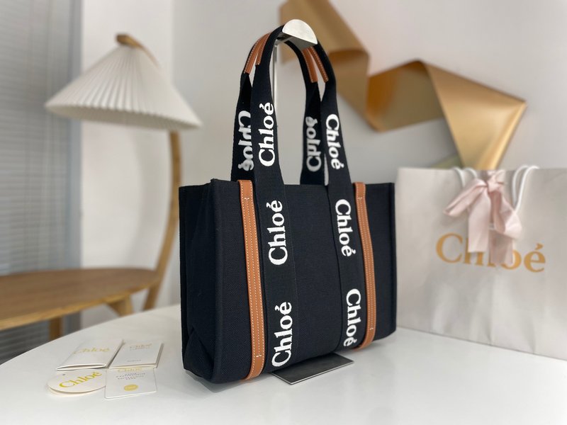 클로에 우디 시리즈 블랙 리본 자수 토트백 001-249654