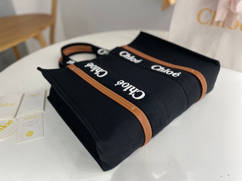클로에 우디 시리즈 자수 스트랩 토트백 001-249655