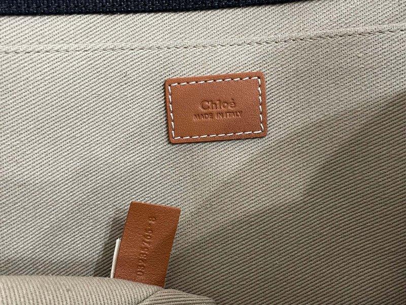 클로에 우디 시리즈 자수 스트랩 토트백 001-249655