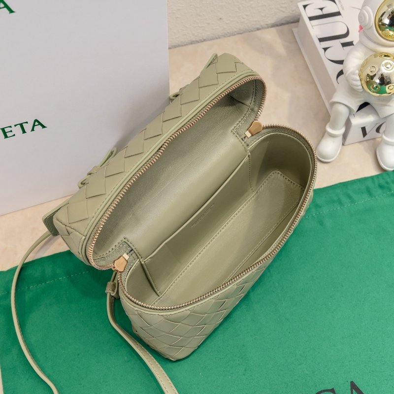 보테가 베네 봄여름 편직 지퍼 크로스백 001-249746