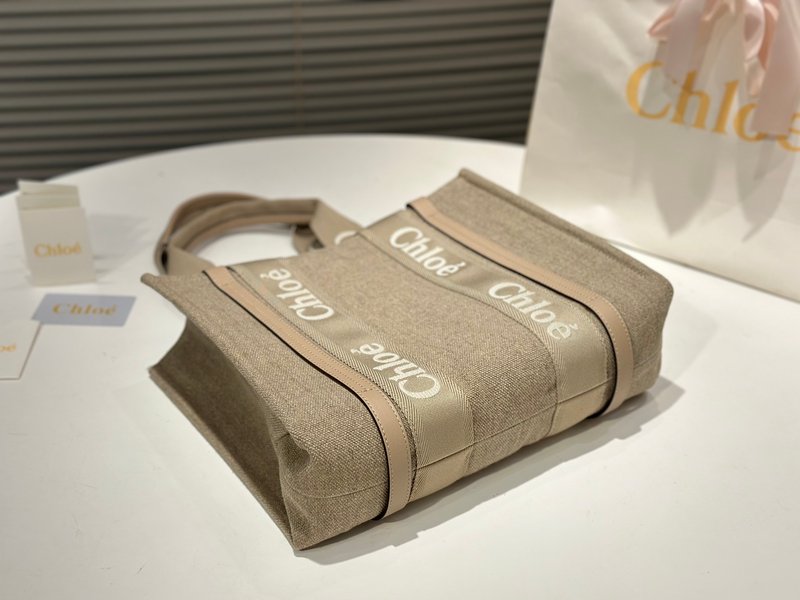 클로에 우디 자수 로고 토트백 001-249810