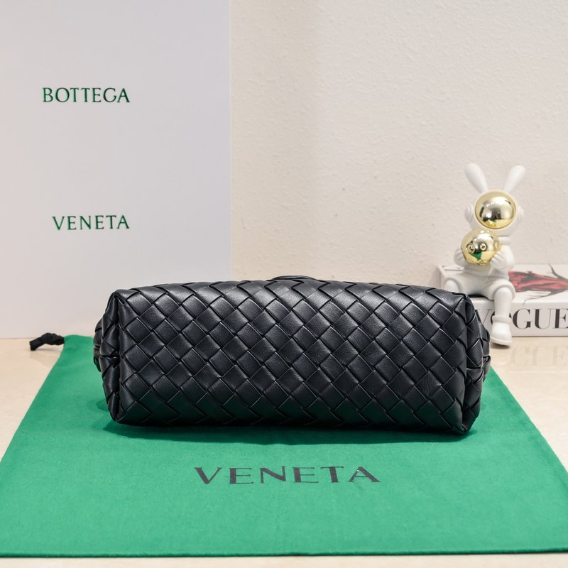BV 인트레치아토 램스킨 클러치백 001-249956