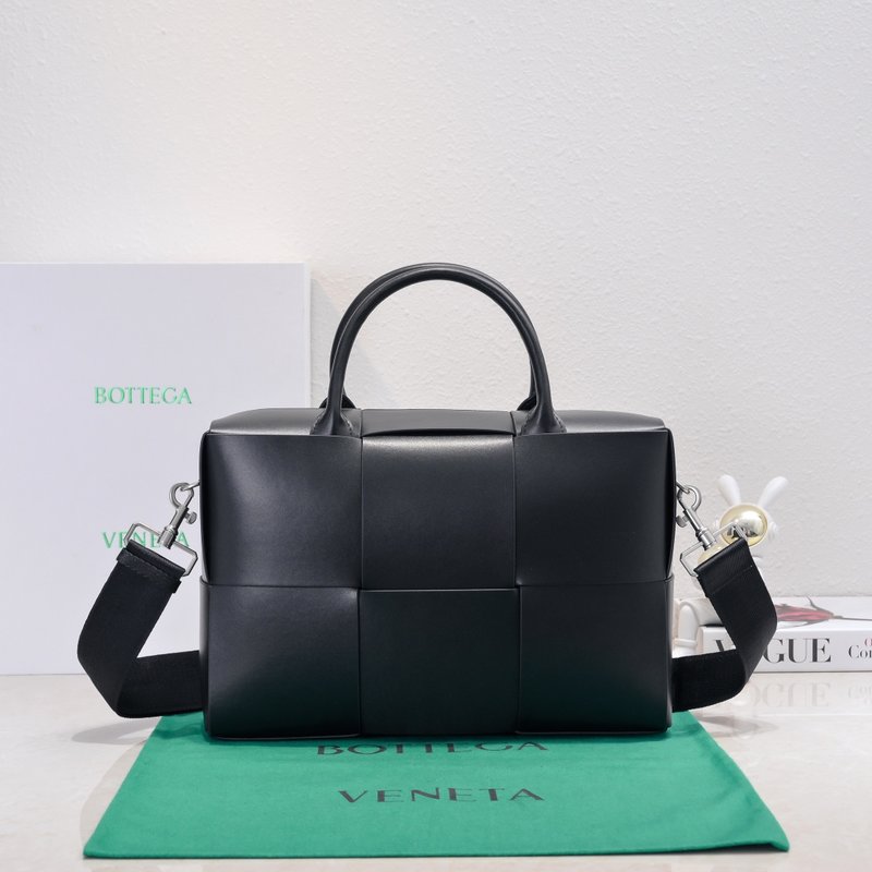 보테가 베네타 남성용 인트레치아토 브리프케이스 001-250133