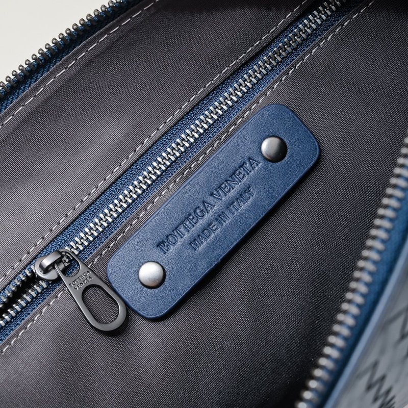 인트레치아토 송아지 가죽 파우치 001-250870