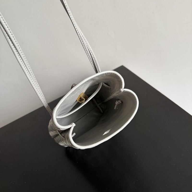 인트레치아토 매듭 금장 휴대폰 파우치 001-250974