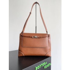 보테가 베네타 남성 안디아모 버클 백 001-250977