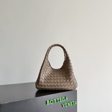 보테가 베네타 웨이브 스트랩 숄더백 001-250989