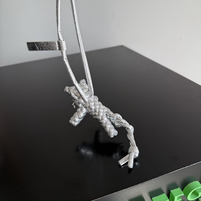 보테가 베네编织小猫挂饰 001-251063