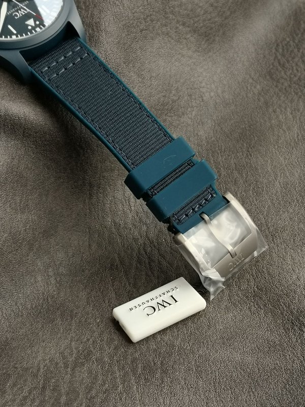 IWC 파일럿 시리즈 블루 세라믹 러버 패브릭 스트랩 001-251433
