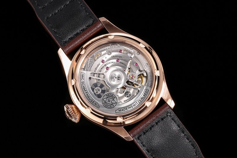 IWC 파일럿 시리즈 오픈백 무브먼트 시계 001-251522